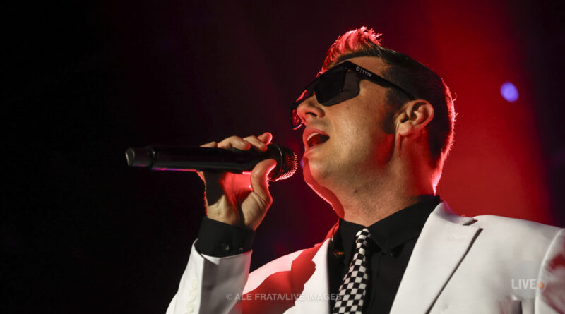 Nick Carter, dos Backstreet Boys, faz show solo em São Paulo