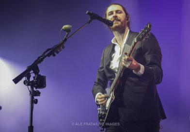 Hozier emociona São Paulo com show vibrante e discurso contra intolerância