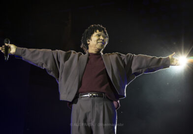 Djavan celebra cinco décadas de música com estreia monumental em São Paulo