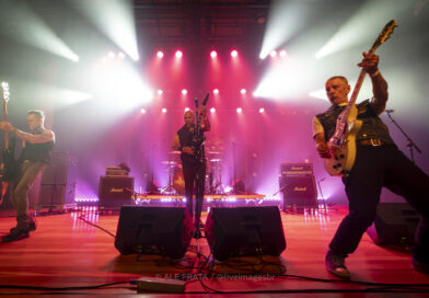 Inocentes abre projeto “Rua do Rock” com clássicos e teatro lotado no Sesc 24 de Maio